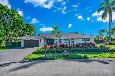 House in Miami, Florida 5 bedrooms, 315.5 sq.m. № 2000155