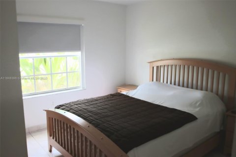 House in Miramar, Florida 3 bedrooms, 171.03 sq.m. № 1852234 - photo 10