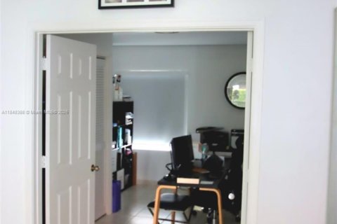 House in Miramar, Florida 3 bedrooms, 171.03 sq.m. № 1852234 - photo 9