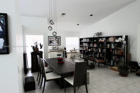 House in Miramar, Florida 3 bedrooms, 171.03 sq.m. № 1852234 - photo 3