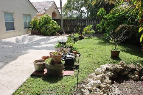 House in Miramar, Florida 3 bedrooms, 171.03 sq.m. № 1852234 - photo 14
