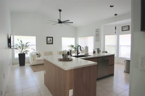 House in Miramar, Florida 3 bedrooms, 171.03 sq.m. № 1852234 - photo 1