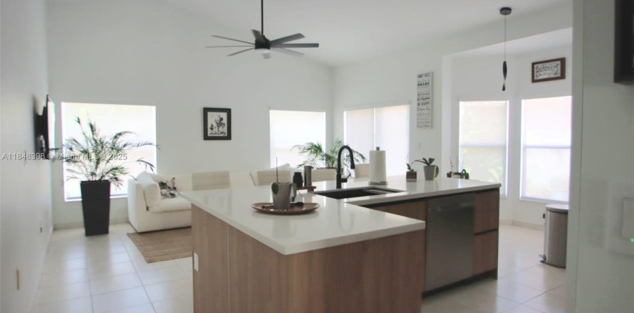 House in Miramar, Florida 3 bedrooms, 171.03 sq.m. № 1852234