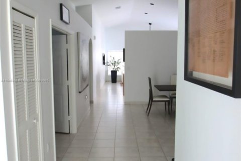 House in Miramar, Florida 3 bedrooms, 171.03 sq.m. № 1852234 - photo 4