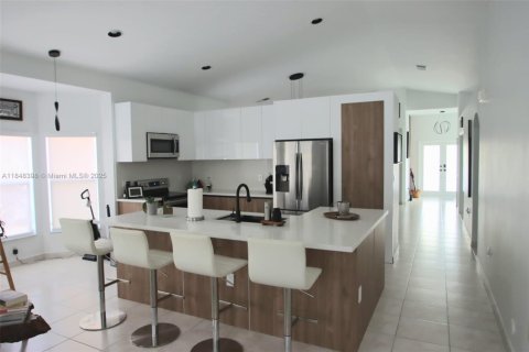 House in Miramar, Florida 3 bedrooms, 171.03 sq.m. № 1852234 - photo 2