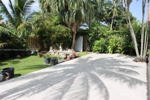 House in Miramar, Florida 3 bedrooms, 171.03 sq.m. № 1852234 - photo 12
