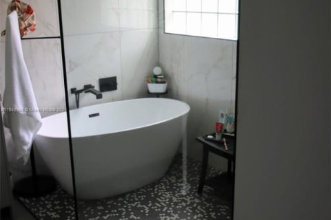 House in Miramar, Florida 3 bedrooms, 171.03 sq.m. № 1852234 - photo 8