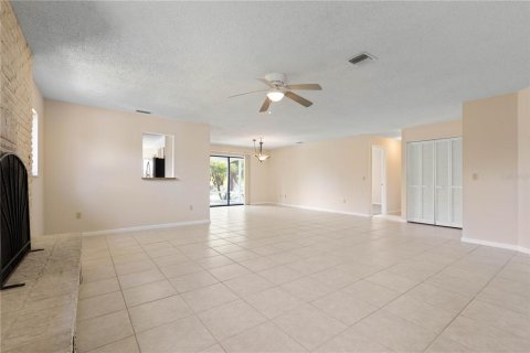 House in Palm Coast, Florida 3 bedrooms, 158.58 sq.m. № 1527107 - photo 17