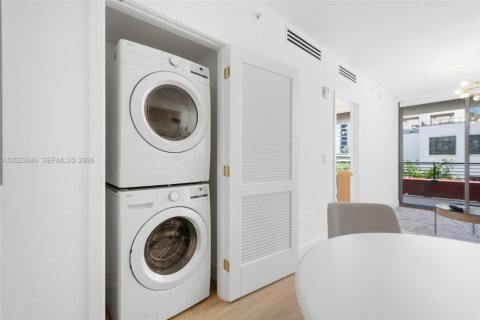 Condo in Miami, Florida, 1 bedroom  № 2257219 - photo 4