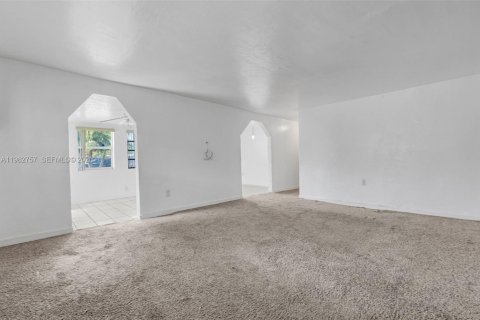 House in Miami, Florida 3 bedrooms, 148.92 sq.m. № 2045785 - photo 7