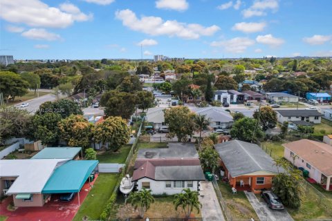 House in Miami, Florida 3 bedrooms, 148.92 sq.m. № 2045785 - photo 28