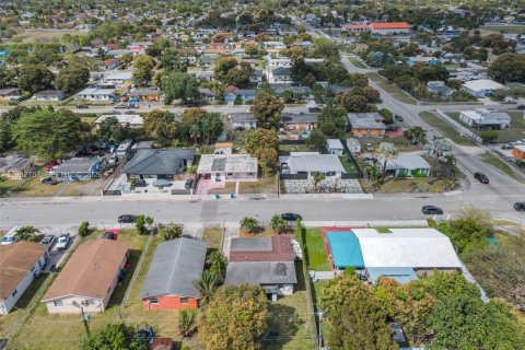 House in Miami, Florida 3 bedrooms, 148.92 sq.m. № 2045785 - photo 30