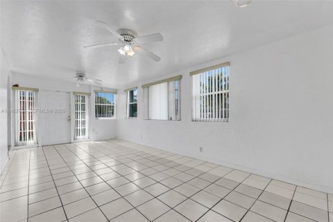 House in Miami, Florida 3 bedrooms, 148.92 sq.m. № 2045785 - photo 6