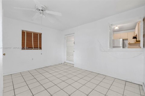 House in Miami, Florida 3 bedrooms, 148.92 sq.m. № 2045785 - photo 18
