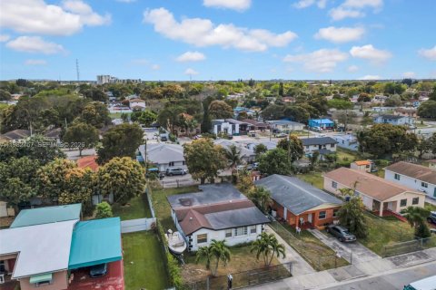 House in Miami, Florida 3 bedrooms, 148.92 sq.m. № 2045785 - photo 27