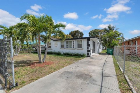 House in Miami, Florida 3 bedrooms, 148.92 sq.m. № 2045785