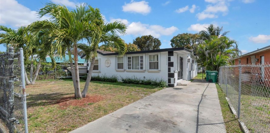 House in Miami, Florida 3 bedrooms, 148.92 sq.m. № 2045785