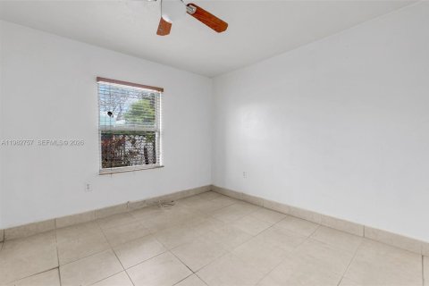 House in Miami, Florida 3 bedrooms, 148.92 sq.m. № 2045785 - photo 15