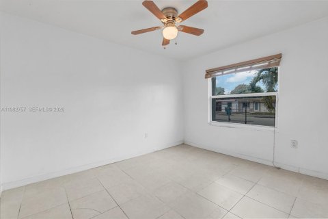 House in Miami, Florida 3 bedrooms, 148.92 sq.m. № 2045785 - photo 12