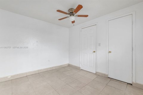 House in Miami, Florida 3 bedrooms, 148.92 sq.m. № 2045785 - photo 17