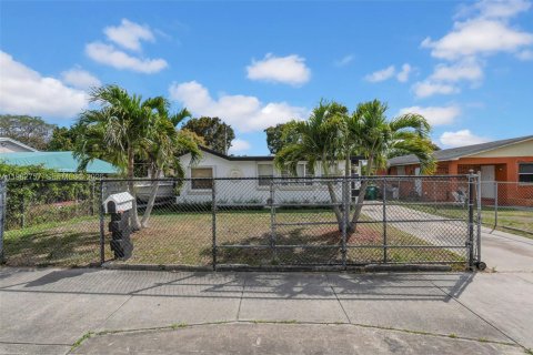 House in Miami, Florida 3 bedrooms, 148.92 sq.m. № 2045785 - photo 2
