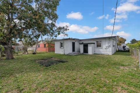 House in Miami, Florida 3 bedrooms, 148.92 sq.m. № 2045785 - photo 26