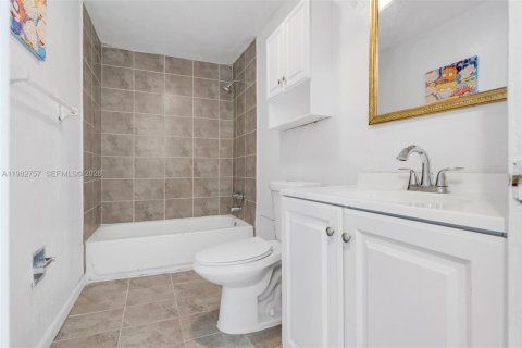 House in Miami, Florida 3 bedrooms, 148.92 sq.m. № 2045785 - photo 22