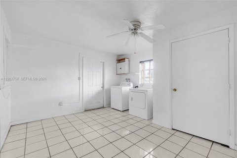 House in Miami, Florida 3 bedrooms, 148.92 sq.m. № 2045785 - photo 24