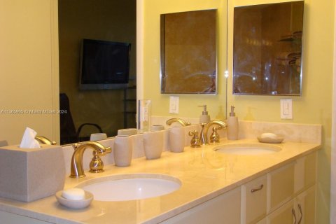 Copropriété à louer à Miami Beach, Floride: 2 chambres, 122.82 m2 № 1868356 - photo 10