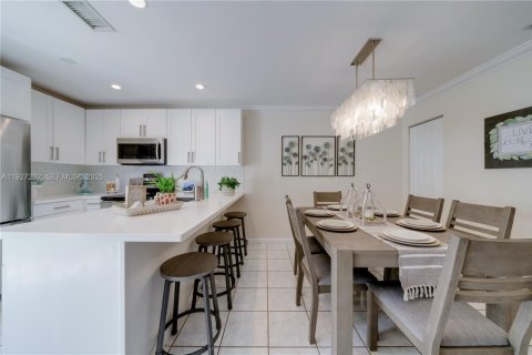 Condo in Miami, Florida, 2 bedrooms № 1986702 - photo 13