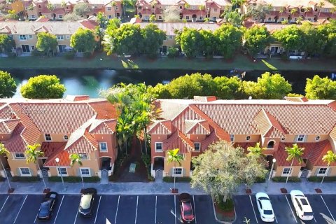 Снять в аренду таунхаус в Дания-Бич, Флорида 3 спальни, 150.13м2, № 2004600 - фото 2