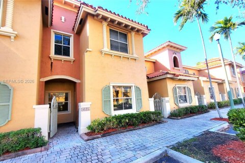 Снять в аренду таунхаус в Дания-Бич, Флорида 3 спальни, 150.13м2, № 2004600 - фото 3