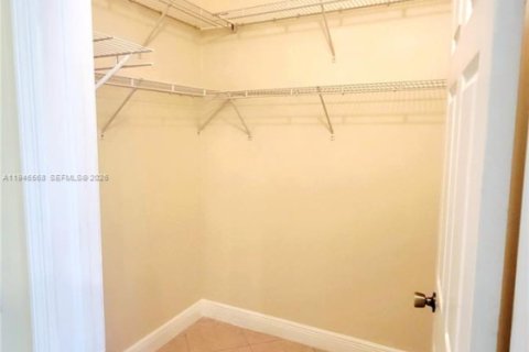 Снять в аренду таунхаус в Дания-Бич, Флорида 3 спальни, 150.13м2, № 2004600 - фото 16