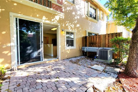 Снять в аренду таунхаус в Дания-Бич, Флорида 3 спальни, 150.13м2, № 2004600 - фото 5