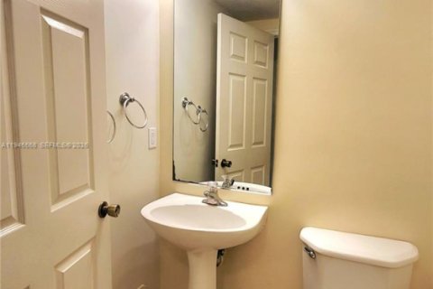 Снять в аренду таунхаус в Дания-Бич, Флорида 3 спальни, 150.13м2, № 2004600 - фото 11