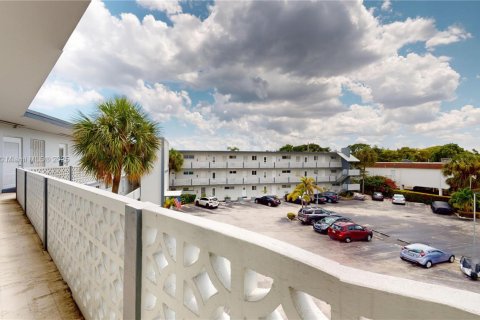 Condo in North Miami, Florida, 1 bedroom  № 1947960 - photo 13