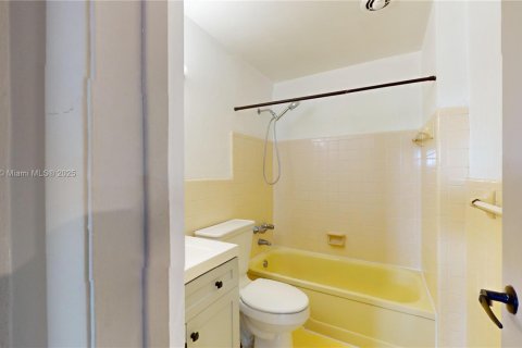 Condo in North Miami, Florida, 1 bedroom  № 1947960 - photo 7