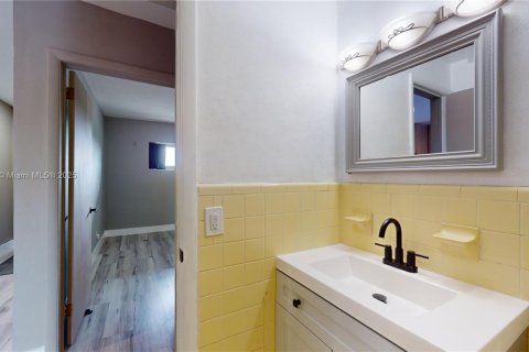 Condo in North Miami, Florida, 1 bedroom  № 1947960 - photo 8