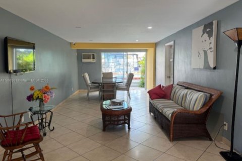 Condo in North Miami, Florida, 1 bedroom  № 1947960 - photo 16