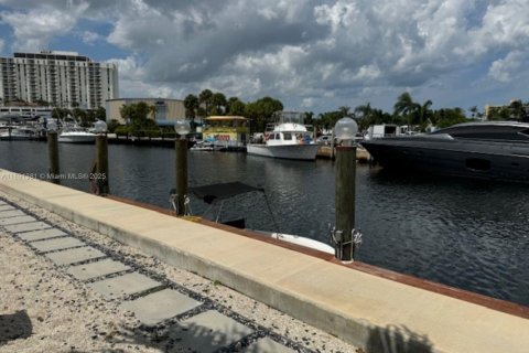 Condo in North Miami, Florida, 1 bedroom  № 1947960 - photo 20