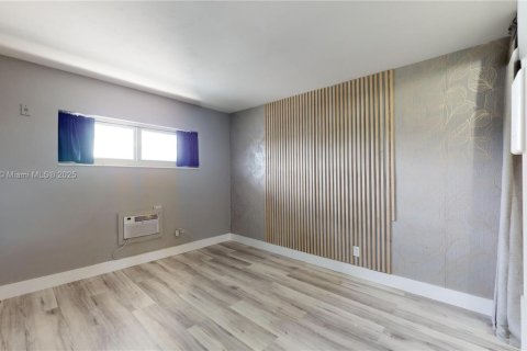 Condo in North Miami, Florida, 1 bedroom  № 1947960 - photo 9