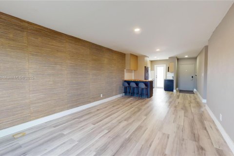 Condo in North Miami, Florida, 1 bedroom  № 1947960 - photo 4