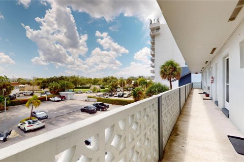 Condo in North Miami, Florida, 1 bedroom  № 1947960 - photo 3