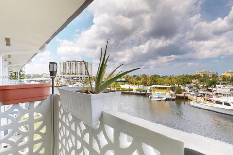 Condo in North Miami, Florida, 1 bedroom  № 1947960 - photo 12