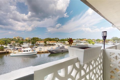 Condo in North Miami, Florida, 1 bedroom  № 1947960 - photo 1