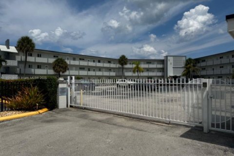 Condo in North Miami, Florida, 1 bedroom  № 1947960 - photo 18