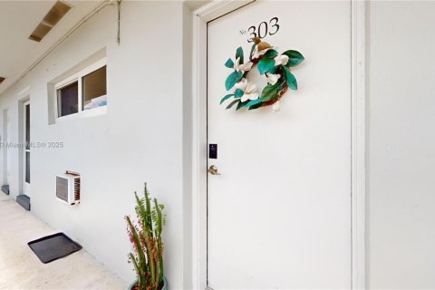 Condo in North Miami, Florida, 1 bedroom  № 1947960 - photo 2