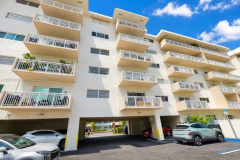 Copropriété à vendre à North Miami Beach, Floride: 2 chambres, 120.77 m2 № 2282270 - photo 21