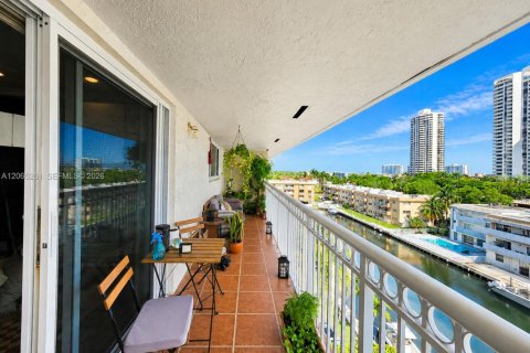 Copropriété à vendre à North Miami Beach, Floride: 2 chambres, 120.77 m2 № 2282270 - photo 2