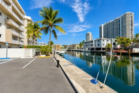 Copropriété à vendre à North Miami Beach, Floride: 2 chambres, 120.77 m2 № 2282270 - photo 20